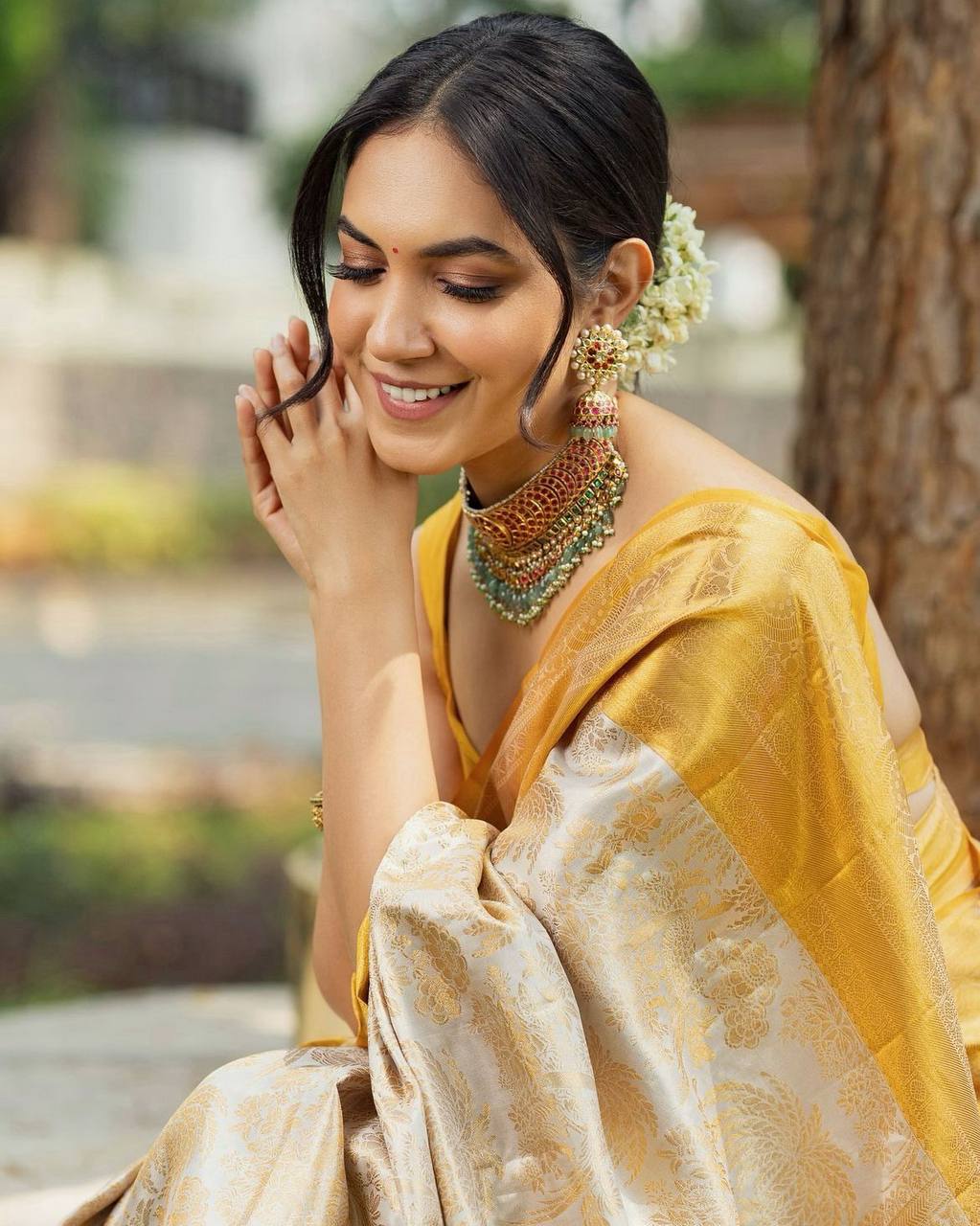 Women Floral Woven Saree with Contrast Blouse