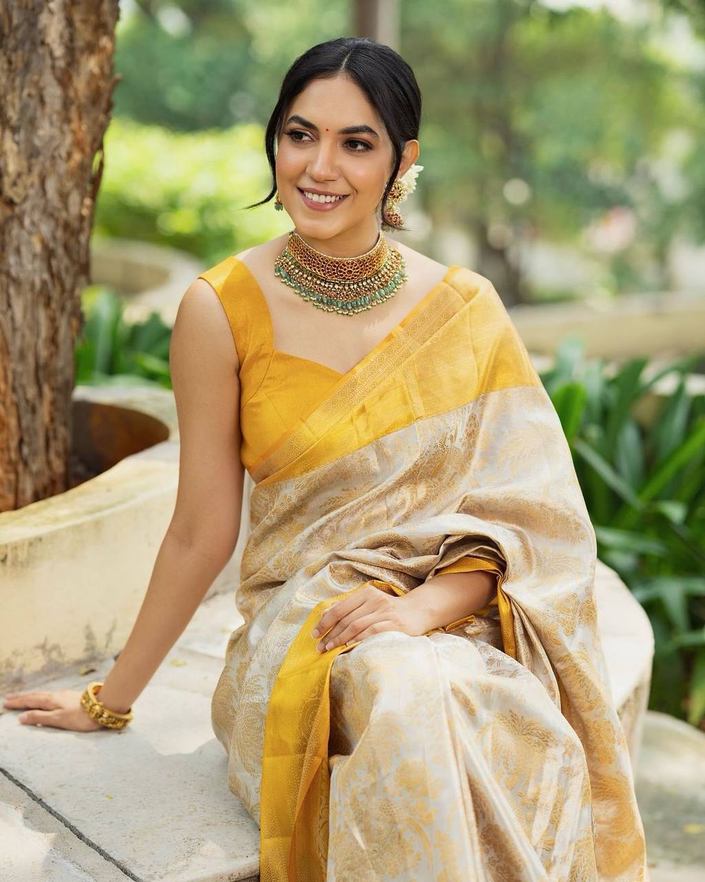Women Floral Woven Saree with Contrast Blouse