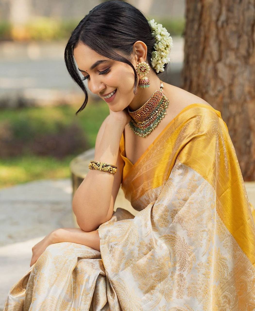 Women Floral Woven Saree with Contrast Blouse