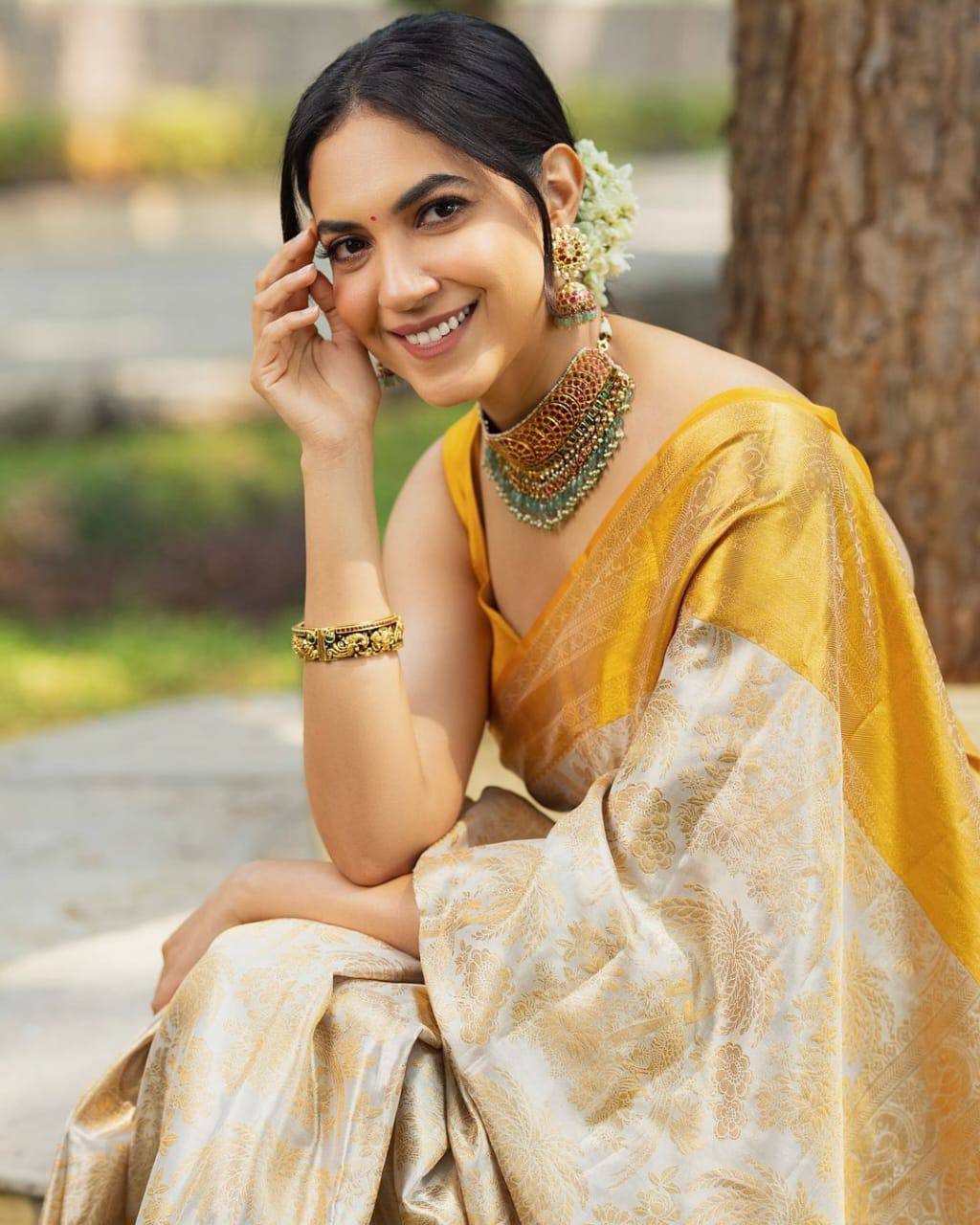 Women Floral Woven Saree with Contrast Blouse