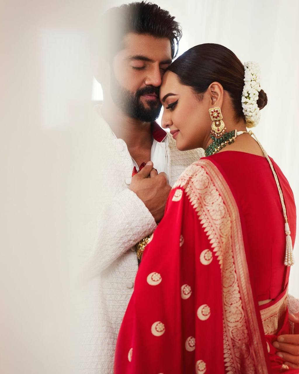 Sonakshi Sinha Red Color Saree With Beautiful Blouse Piece