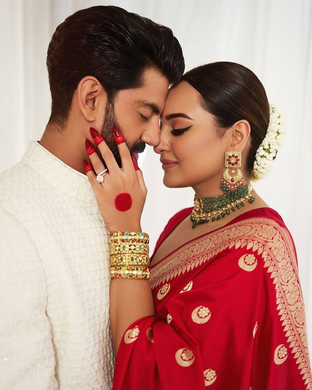 Sonakshi Sinha Red Color Saree With Beautiful Blouse Piece