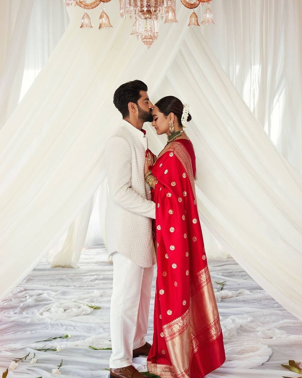 Sonakshi Sinha Red Color Saree With Beautiful Blouse Piece